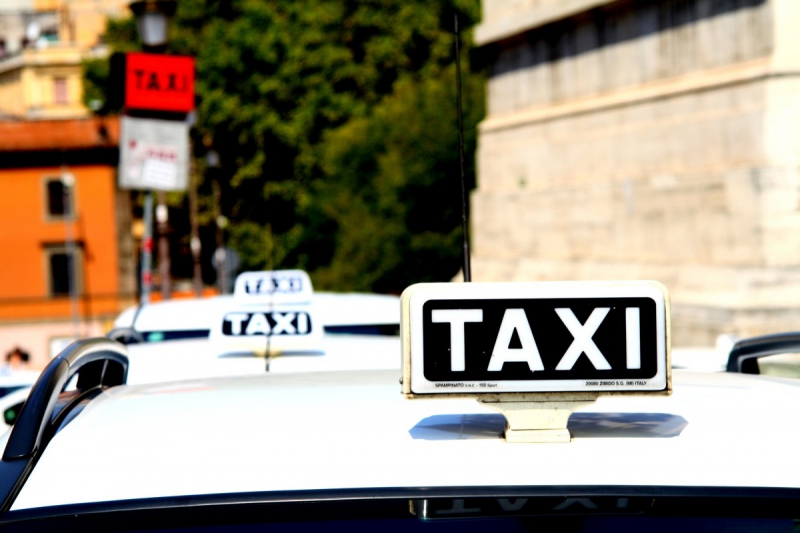 taxis-TRAMOLE-min_taxi_auto_rome_road_white-1051610